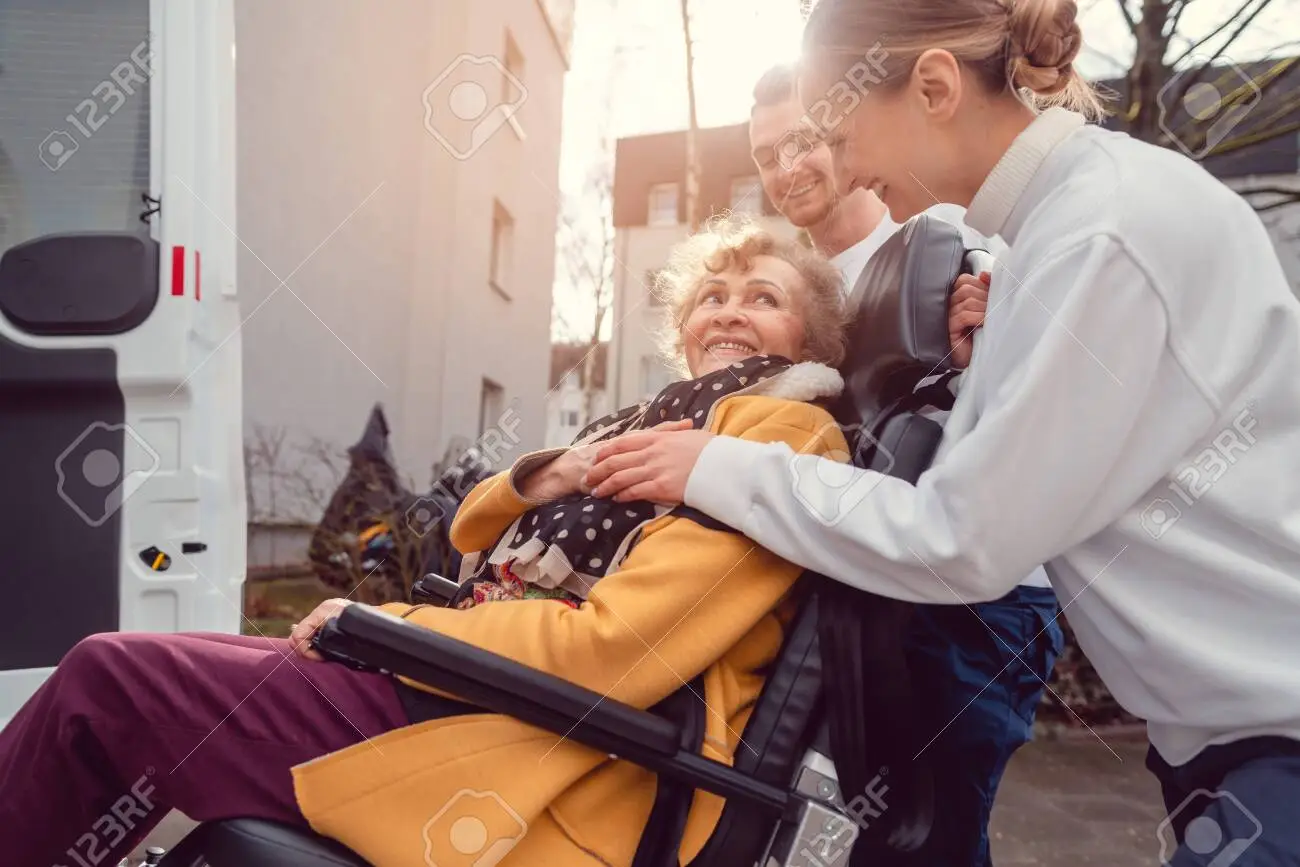 Femme âgée en fauteuil roulant